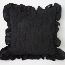 Piękna czarna poduszka dekoracyjna.