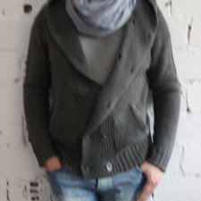 Sweter zapinany z kapturem firmy Bershka rozmiar 40/L