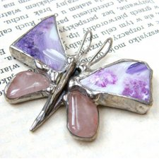 Wisiorek: Fioletowy motyl malowany