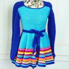 Kolorowy sweter z baskinką