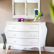 Lustro w rustykalnej drewnianej ramie okiennej