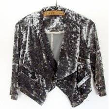 SALE Aksamitna narzutka w kolorze szarym z lejącym kołnierzem