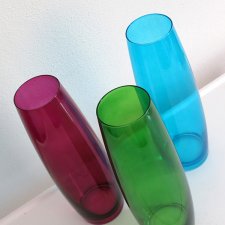 Trzy-kolorowe-szklane wazony