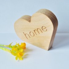 Drewniane serduszko z napisem "home"