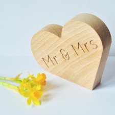 Drewniane serduszko z napisem "Mr & Mrs"