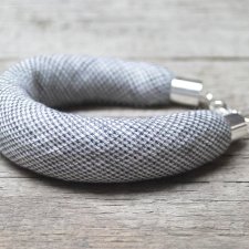Minimalistyczna bransoletka z tkaniny -szara pepitka  - Pracownia Zolla
