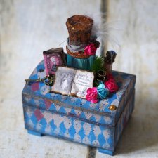 Kuferek na obrączki ślubne z miniaturkami ALICJA W KRAINIE CZARÓW 2