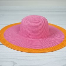 Letni kapelusz w soczystych kolorach