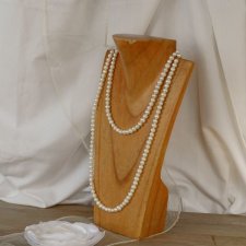 drewniany stojak na biżuterię