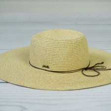 Elegancki kapelusz w kolorze słomkowym, przeplatany złotą nitką