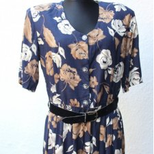 Granatowa sukienka w kwiaty