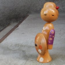 gejsza niedzisiejsza  duża  25 cm figurka drewniana