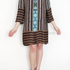 Wzorzysta sukienka boho, zamek w dekolcie