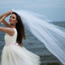 Ślubna tiulowa sukienka midi z koronkowa górą