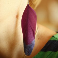 Kolczyki fioletowe pióra z brokatem