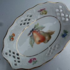 ażurowa porcelanowa niewielka paterka smakowicie zDobiona