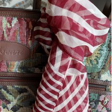 Zwiewny szal czerwone wino