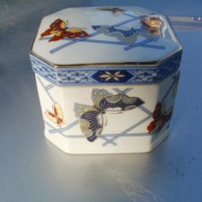 butterffly Duże efektowne  oryginalne   porcelanowe puzdro pięknie zdobione