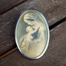 Broszka dama z dzieckiem