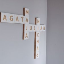 Drewniana krzyżówka, kwadratowe literki, typu scrabble przyklejane na ścianę, z drewna dekoracja ścienna, boho