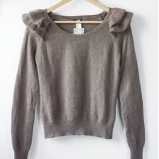 popielaty sweter z falbankami