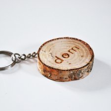 Drewniany breloczek do kluczy z napisem "dom"