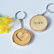 Zestaw dwóch breloczków "love" i "serce", prezent na walentynki, dzień kobiet, breloki z drewna