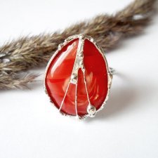 Czerwony - pierścionek ze szklanym oczkiem