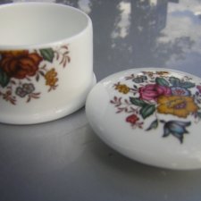 Staffordshire Fine Bone China Made in England  niewielkie porcelanowe puzderko kobiece, eleganckie..