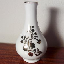 Mały porcelanowy wazonik z motywem kwiatowym