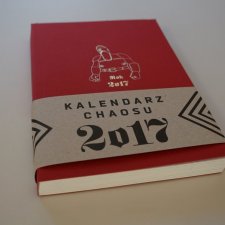 Kalendarz Chaosu 2017 z rysunkami Antka Wajdy - rozkład tygodniowy, czerwony