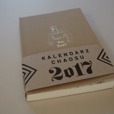 Kalendarz Chaosu 2017 z rysunkami Antka Wajdy - rozkład tygodniowy, kolor: kawa z mlekiem