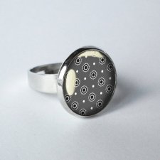 classic gray :: okrągły delikatny elegancki pierścionek z grafiką za szkłem