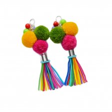 Kolczyki w stylu boho z pomponami