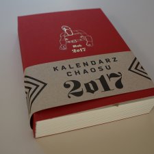 Kalendarz Chaosu 2017 z rysunkami Antka Wajdy - rozkład dzienny, kolor: czerwony