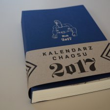 Kalendarz Chaosu 2017 z rysunkami Antka Wajdy - rozkład dzienny, kolor: niebieski