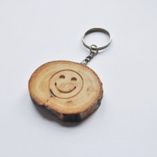 Drewniany breloczek do kluczy z "uśmiechem"