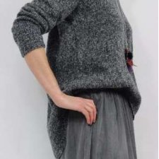 Sweter asymetryczny z dekoltem na plecach