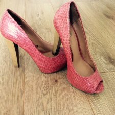 Stradivarius roz. 37