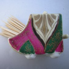 Starej daty pojemnik węglarka ręcznie zdobiony