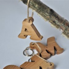 Drewniany breloczek literka, z drewna