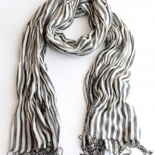 Marszczony szal pasy