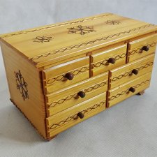 SZKATUŁKA DREWNIANA Z WYPALANYM WZOREM