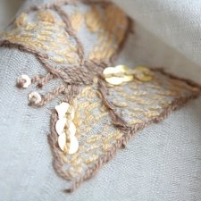 Ręcznie haftowany szal motyle