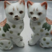 dobrana para - ręcznie malowane -ona i on-   symboliczne, urocze porcelanowe koty dwa