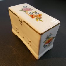 miniatura kolekcjonerska  Aynsley -porcelain doll  furniture