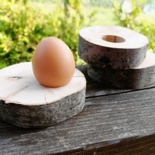 Drewniane podstawki pod jajko