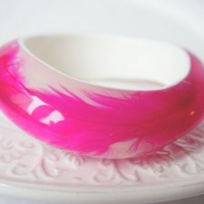 %SALE% Bransoletka z żywicy z różowym piórkiem