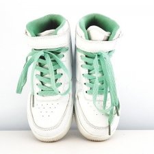 białe buty sportowe