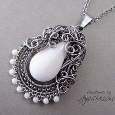 Wisiorek z Jadeitem białym i koralem, wire wrapping